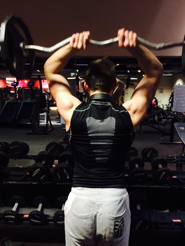 MaxScott6's tweet photo. Hitting those triceps w @alexandermscott @Scott_Herman #HTH #SHF http://t.co/WugMnXOHHt