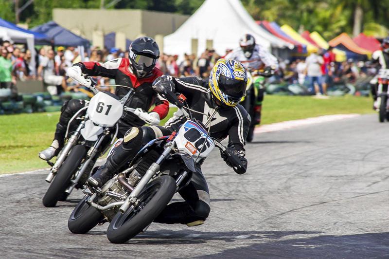 DuasRodasBr's tweet photo. Competição: a primeira vez em uma corrida de supermoto. Confira: http://t.co/M5Rftkc2jT #duasrodas http://t.co/Js7wAdlGPX