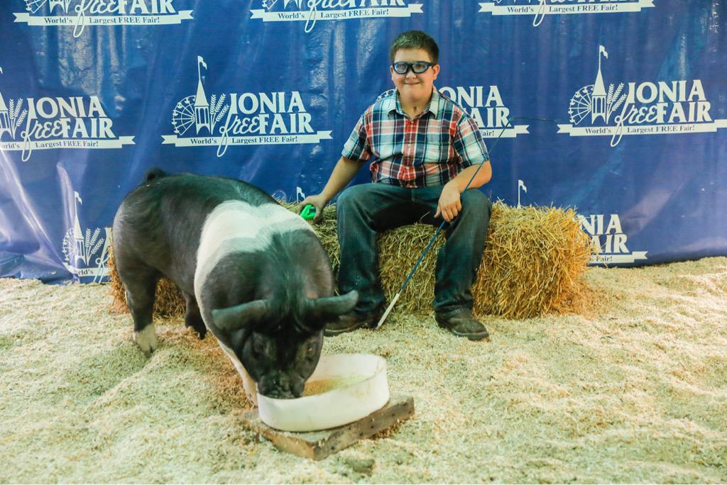 spartankate's tweet photo. @mattfire4 Drew is a serious pig man. #hoglyfe #fair http://t.co/snShRdN9Wb