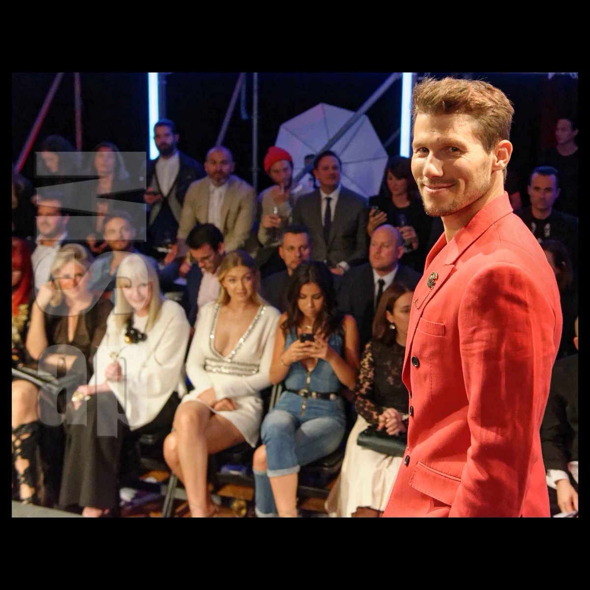 thinkingmedia's tweet photo. Hamming it up on the runway @JasonDundas @iamjessicagomes for #DJSS15 season launch @DavidJonesStore http://t.co/EMe6fGrp8V