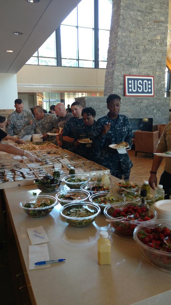 CSOjerry's tweet photo. .@LenovoGov. Serving food to the troops. #iamlenovo. http://t.co/1nlEU6LoJG