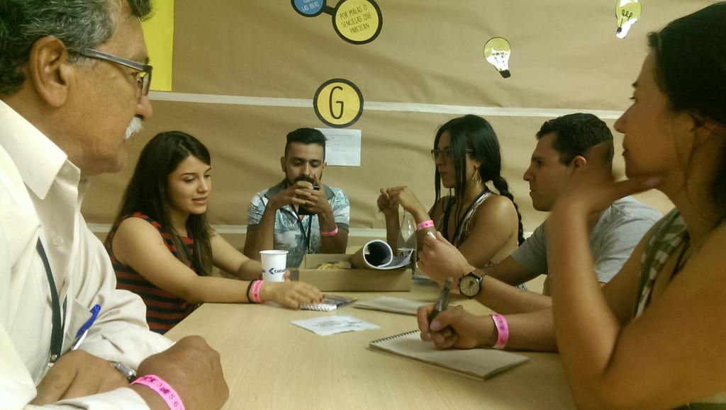 PCIS_UNIMINUTO's tweet photo. En la #SemanaCTI2015 los equipos analizan el reto para generar lluvia de ideas de #InnovaciónSocial @InnovacionCundi http://t.co/BcNFYNibNW