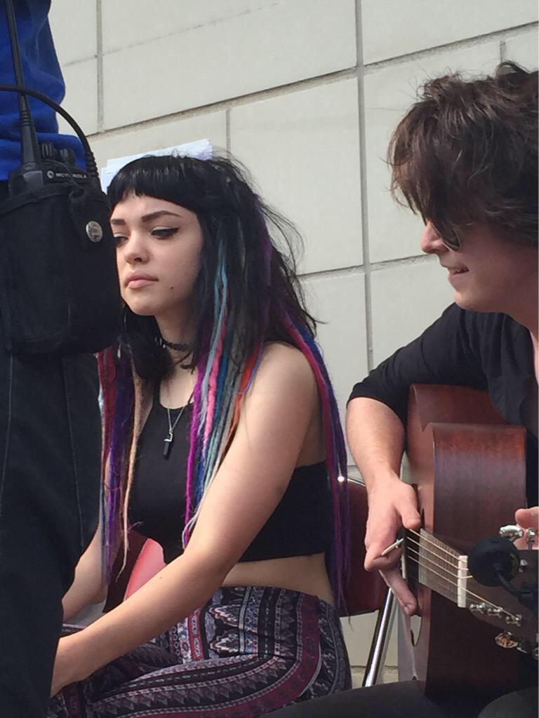 UpdatingHV's tweet photo. Rena and Casey performing at the #HeyVioletAcousticHangout in Louisville! |@eakswim105 

-R http://t.co/SeBne9xvtY