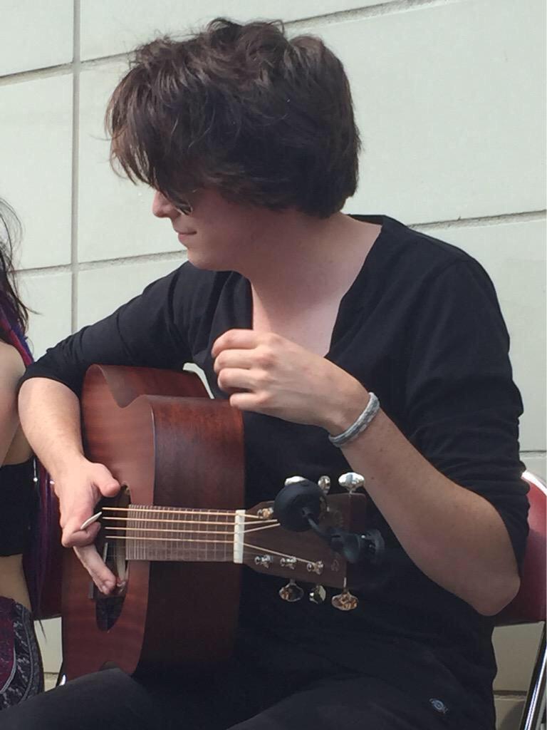 UpdatingHV's tweet photo. Rena and Casey performing at the #HeyVioletAcousticHangout in Louisville! |@eakswim105 

-R http://t.co/SeBne9xvtY