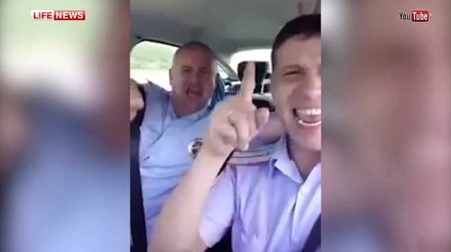 поющий гаишник казани. поющий гаишник казани. дпсник поет не грусти. дпсник поет современные песни. гаишник кукарекает.