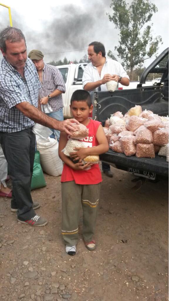 elguisodebagre's tweet photo. Pueblo con hambre, Productores fundidos Políticos ricos. http://t.co/Wi2T7fNI3q