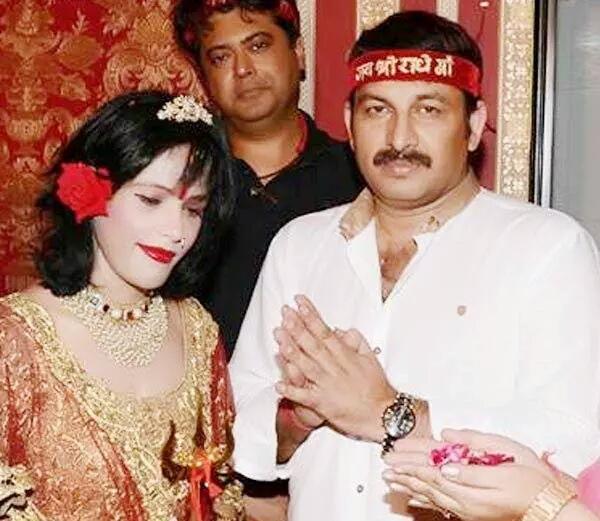 aditi_joshii's tweet image. "जय श्री राधे माँ " के परम पुजारी मनोज तिवारी, दिल्ली से बीजेपी सांसद.. इनको वोट देने वाले रो रहे होंगे..