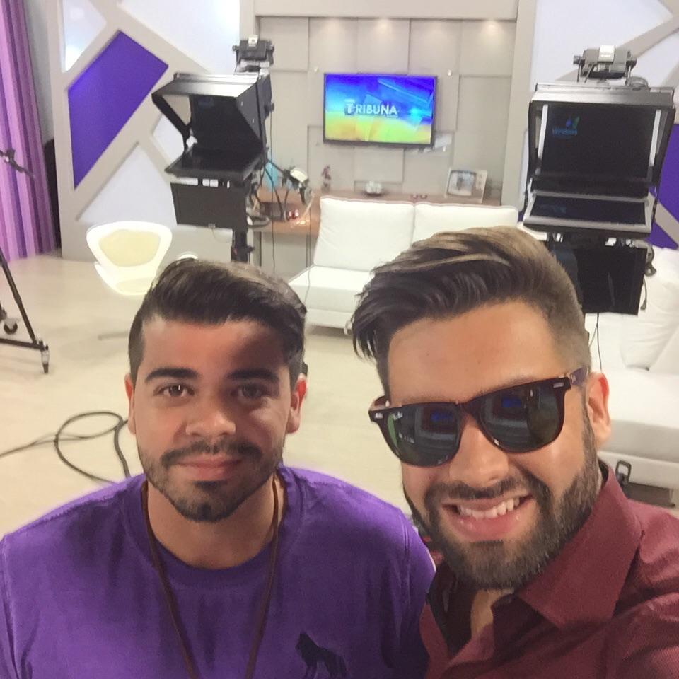 GregoryeGabrieI's tweet photo. Divulgando nossa música de trabalho!!! Saindo agora aqui do #SBT - Rede Massa - Maringá PR .. / #Flashback http://t.co/Fr9Pf4XUOe