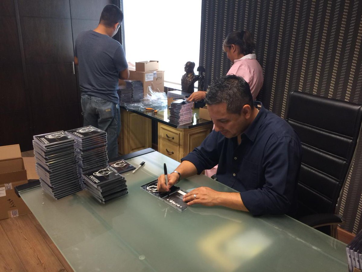 grupo_pesado's tweet photo. Firmando CDs... #PeroSonPoquitos 5,000 😳😳 http://t.co/9mT43Xvaxr