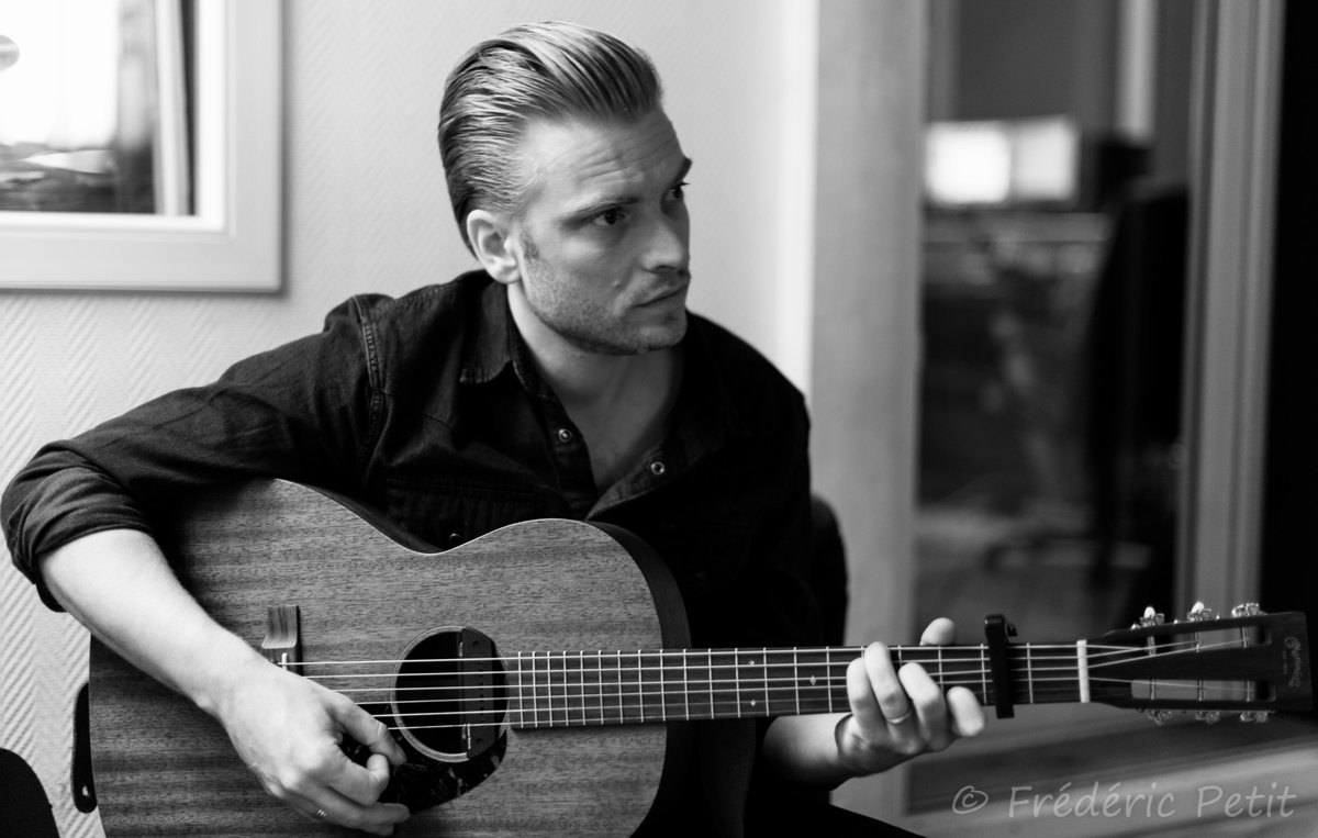 Pause.
<a href="/MartinGuitar/">Martin Guitar</a> 000-15, tête ajourée, 12 cases.

De la bonne came, quoi.

<a href="/3minutessurmer/">3 minutes sur mer</a> au studio <a href="/music_unit/">MUSIC UNIT</a>