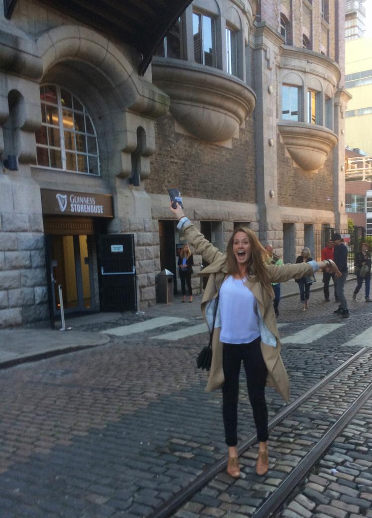 MerPattersonSp's tweet photo. Merritt en Irlanda, junto a Alexander Ludwig y el cast de Vikings. http://t.co/GVGdcPv0ot