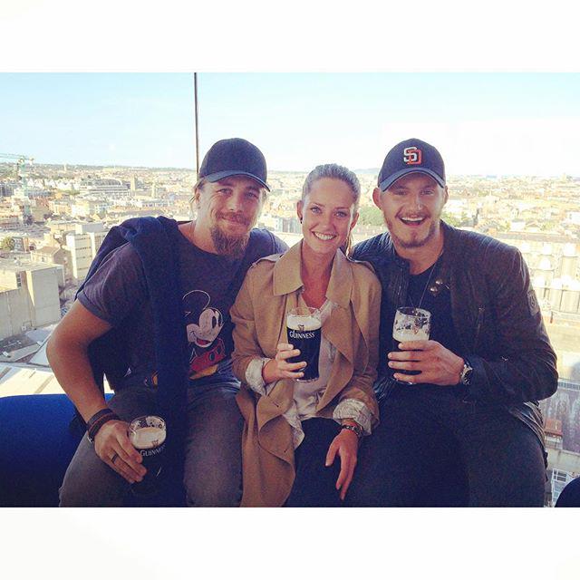 MerPattersonSp's tweet photo. Merritt en Irlanda junto a Alexander Ludwig, Ben Robson y amigos. http://t.co/S4AJRiBa2z