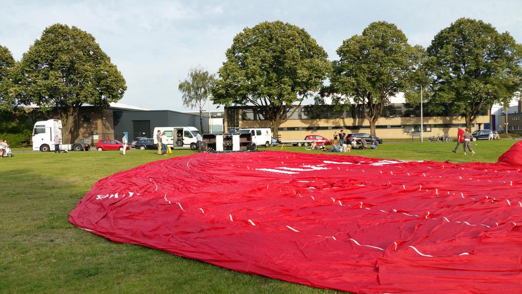 PCraanen's tweet photo. Klaar voor vertrek vanuit Amersfoort!  PH-WBU #BALLONVAART #Amersfoort http://t.co/605X3xgotg