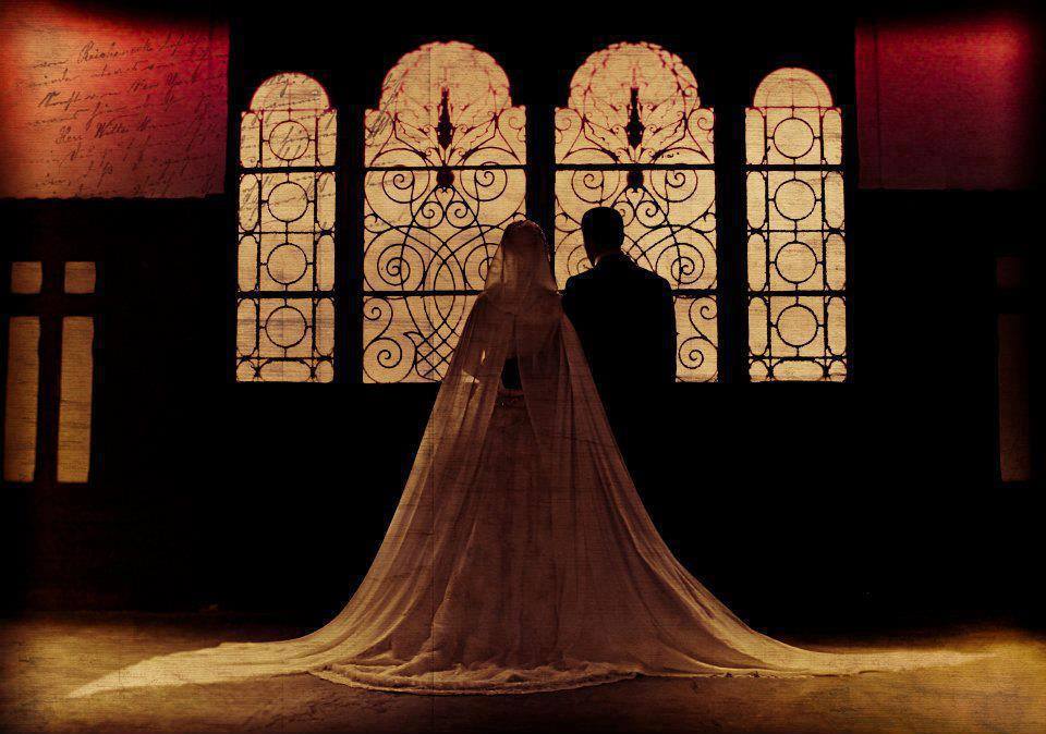 Gözümle gördüğüm değil , gönlümde kördüğümsün ...
- Çözmeye niyetim yok , Sen benim ömürlüğümsün .