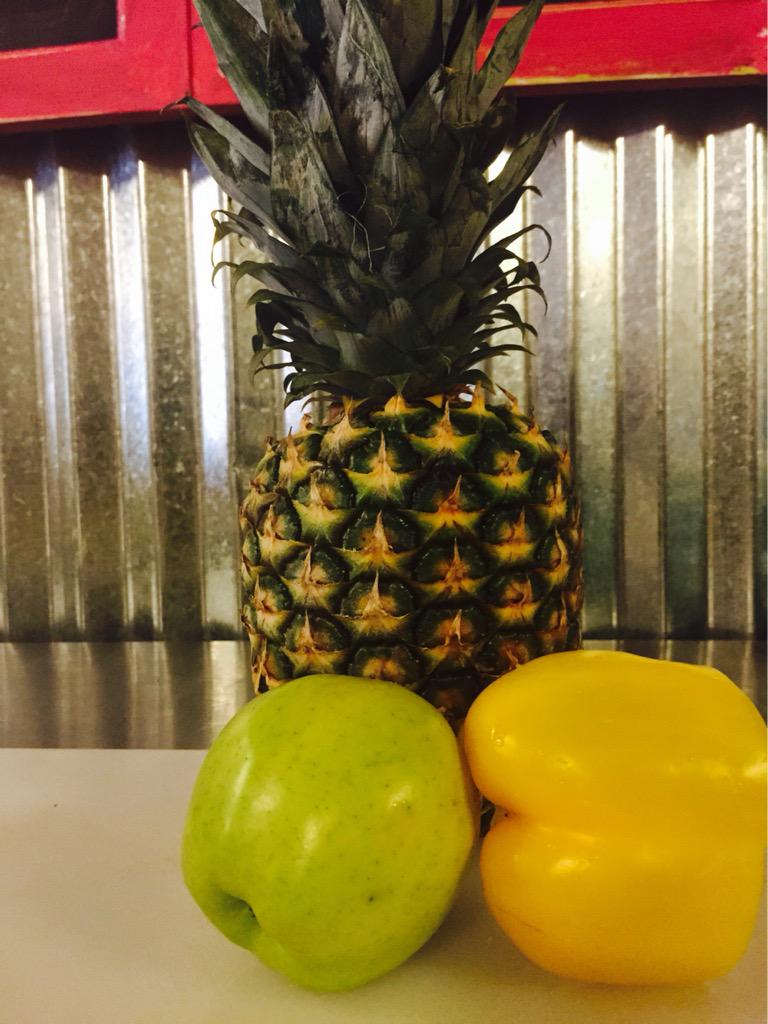 CafeJuicys's tweet photo. Pineapple, yellow bell pepper and apple!  Best juice ever!! http://t.co/fIJecprBBB