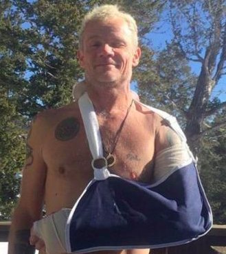 RadioBrasil's tweet photo. Flea, do Red Hot Chili Peppers, avisa que está recuperado e voltará aos estúdios com a banda http://t.co/XuvFW9RHSc http://t.co/fIaiB6gQR8