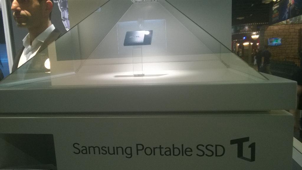 Samsung zeigt sehr spannende Produkte! Eine SSD für jede Tasche die mit 450 MB/s schreibt und liest! #Gamescom15