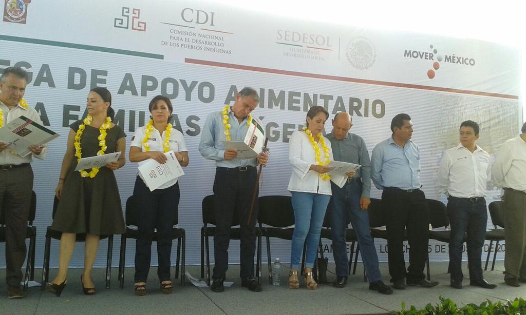 paula_hdz's tweet photo. Entrega de Apoyos Alimentarios y de Inclusión Social #Candelaria #Loxicha #Oaxaca http://t.co/0MMn6a2CYQ