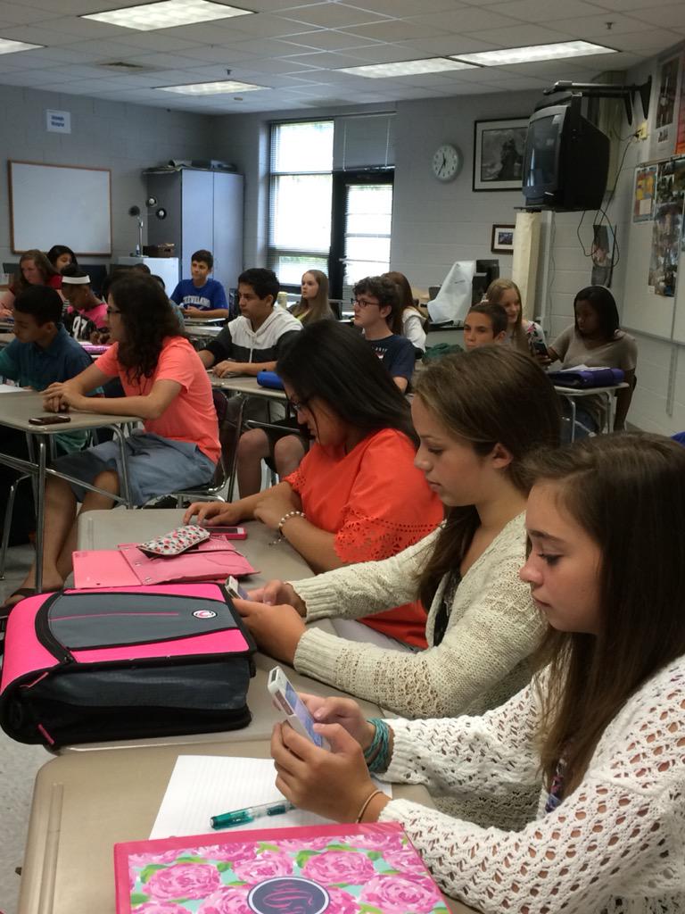 RaidersCMS's tweet photo. 8th grade activities today! Group work and using cell phones in class! #innovativelessons http://t.co/jPdrWsHfig