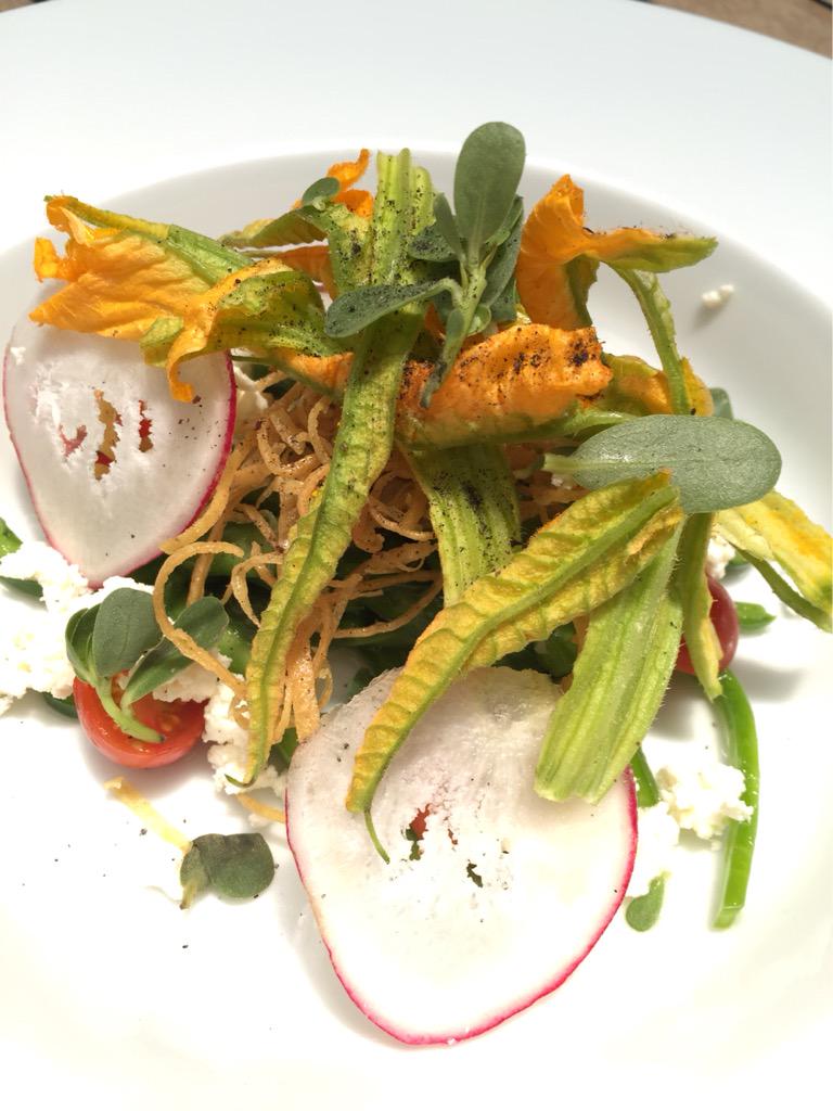 #MenúdelDía Primero: Ensalada de nopal y requesón con vegetales orgánicos de <a href="/hsanandres_/">Hacienda San Andres</a>