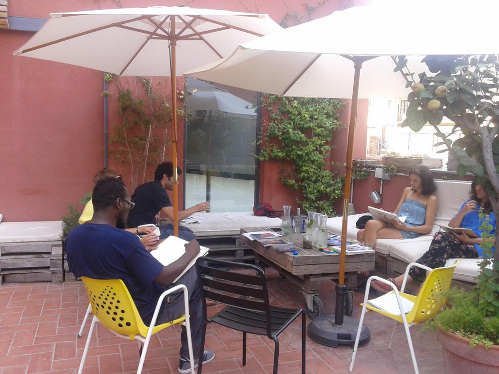 CeciliaGuizar's tweet photo. La limonada y el arte se llevan bien en @apocapocbcn #drawingsessions #verano #labcuina #healthylife http://t.co/4QLFIcfAQi