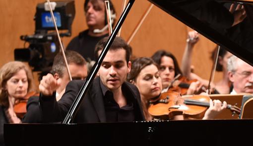elcultural's tweet photo. Con 22 años, el español Juan Pérez Floristán gana el Concurso de #PianoSantander @FAlbeniz http://t.co/HNTuVobWtP http://t.co/TZzv6ChtEv