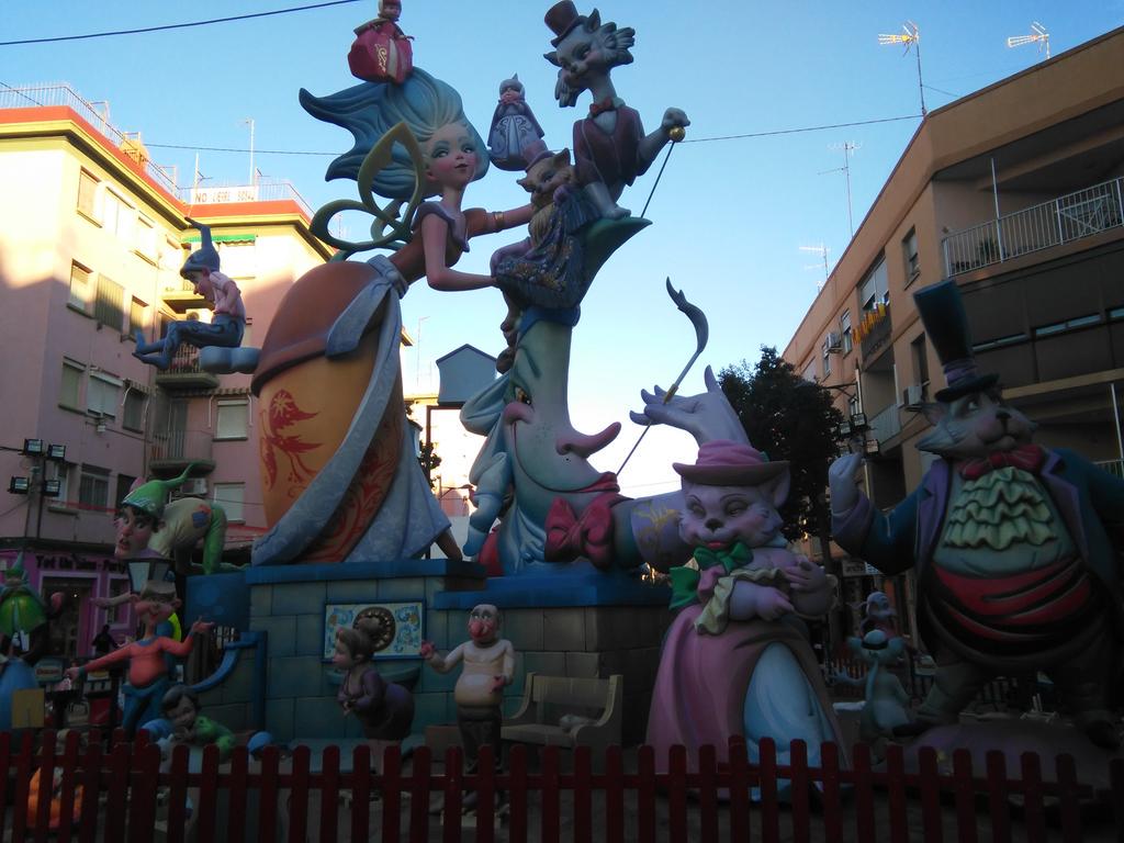 Tornem al Camp de Morvedre per recordar la plantà de la <a href="/FallaLaVictoria/">Falla La Victoria</a> 2015 de Francisco Fuentes. #Sagunt #falles