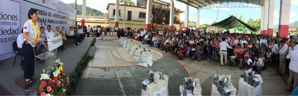 Rosario_Robles_'s tweet photo. En Candelaria Loxicha, #Oaxaca, @gobmx entregó Apoyos Alimentarios @CDI_mx y de Inclusión Social @Prospera_MX http://t.co/K7WAkih6xP