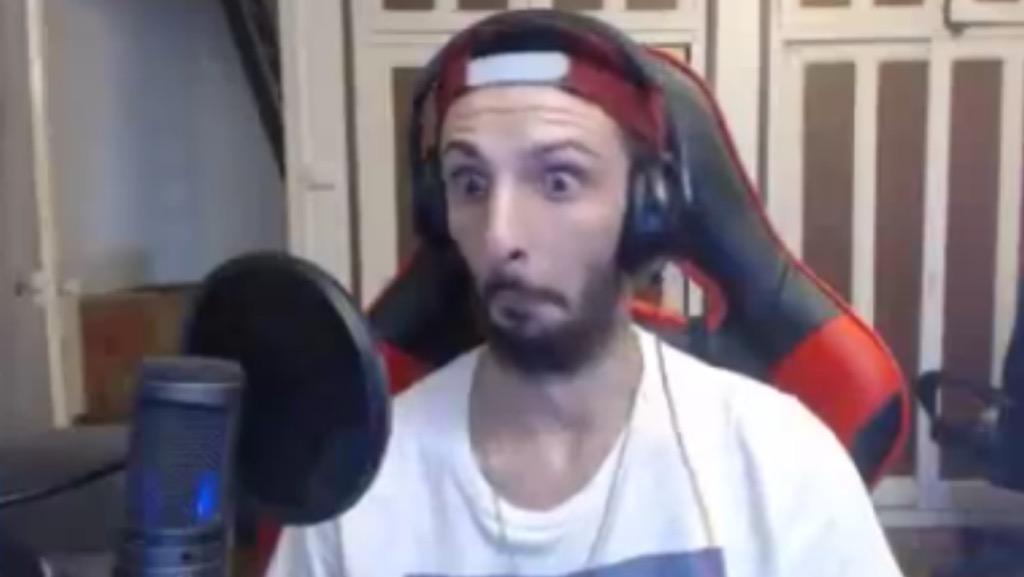 nundeeps's tweet photo. @Sackzi Ta tête quand tu brok ton pote sans faire exprès et l'air de rien http://t.co/Q2EutFrd64