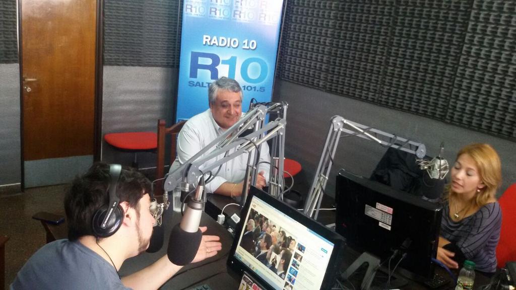 NadaPersonalR10's tweet photo. http://t.co/XCMQfDd0WM @ArnezMariana y @emonterosalta en el piso con @JoseAVilarino charlando de lo que se viene en las PASO