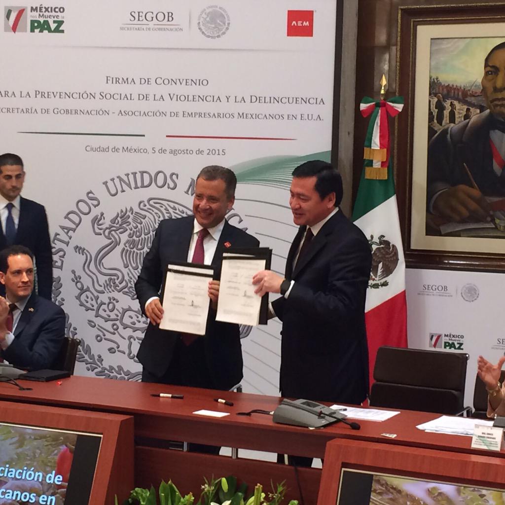 nosmuevelapaz's tweet photo. Se firma el convenio @SEGOB_mx y @aem_usa para la Prevención Social de la Violencia y la Delincuencia. #NosMueveLaPaz http://t.co/ovkgQKU9t1