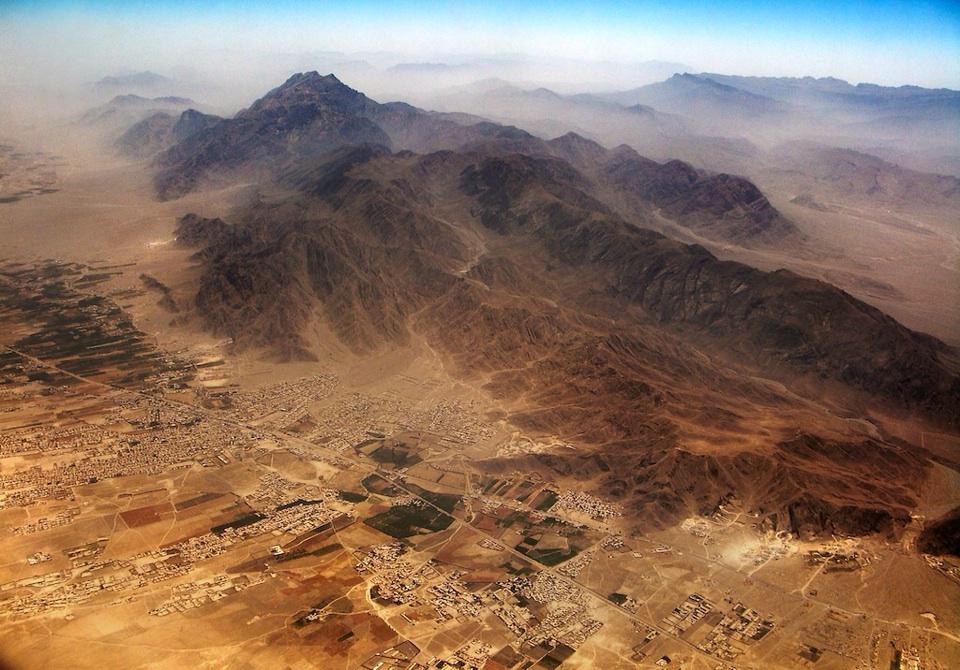 Khadimite's tweet photo. An aerial view of the western most part of #QuettaValley; #chiltan peak is visible in the upper left part ! http://t.co/gvKcidpaTw