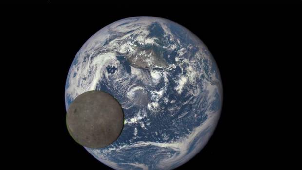 24HorasTVN's tweet photo. La NASA publica "épica" imagen de la Luna pasando por la Tierra → http://t.co/USSETDF955 http://t.co/oYjAFoImmW