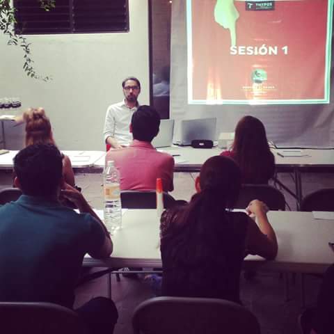 Thypos's tweet photo. Ayer iniciamos el workshop Entrenamiento para genios creativos. Aquí nuestro instructor @RodrigoAlmanza en acción. http://t.co/4dtweEh5La