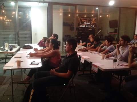 Thypos's tweet photo. Ayer iniciamos el workshop Entrenamiento para genios creativos. Aquí nuestro instructor @RodrigoAlmanza en acción. http://t.co/4dtweEh5La