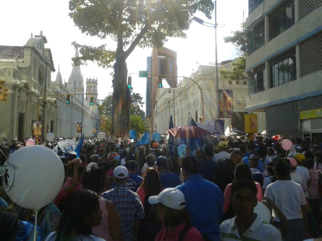 CCN_VEN's tweet image. Marcha a la Asamblea Nacional, más de 100 mil firmas entregadas Pro - Familia #FamiliaEsVida #ConDiosSiempreSeGana