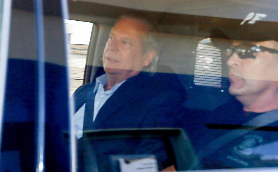 folha's tweet photo. Para ministro, defesa de José Dirceu cabe aos advogados do petista: http://t.co/yK71WNtwEM http://t.co/icK8547SPw