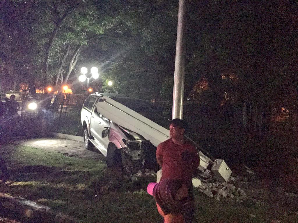 luisitosantos03's tweet photo. Sugatan ang dalawang sakay ng SUV matapos bumangga sa poste ng kuryente sa Eliptical Road, Quezon City @dzbb http://t.co/0A2Gge0YAJ