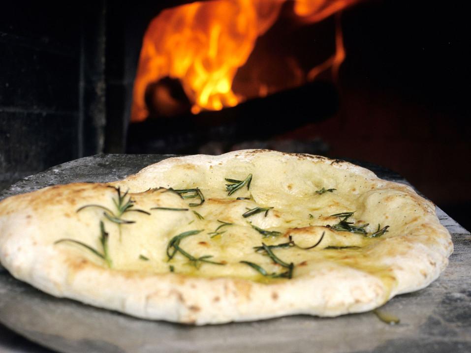 CNTraveler's tweet photo. Here's what pizza looks like around the world (Hint: it's delicious everywhere)🍕 http://t.co/G380ELwqqp http://t.co/Xw1gZfRIxx