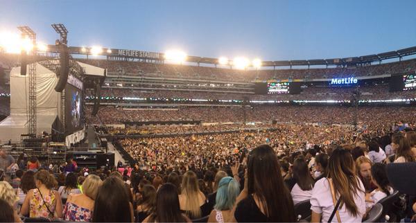 1DMetro's tweet photo. The crowd at the moment! It's gonna be an incredible night, indeed. #OTRAMETLIFE http://t.co/iyusST1Sal