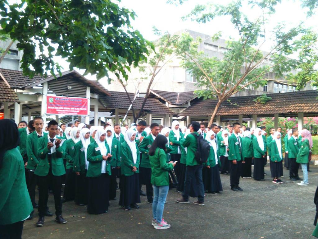 Pembagian kelompok. 
10 kelompok. Kelompok2 ini mendiskusikan issue politik dan sosial  #FISIPSOLID