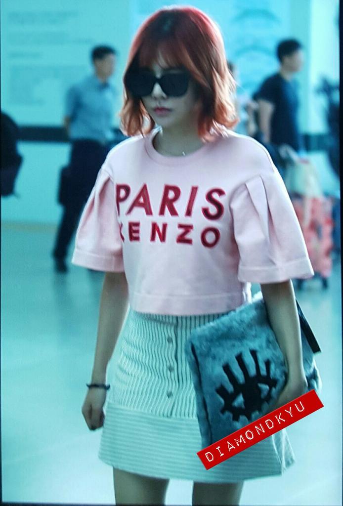 [PIC][06-08-2015]SNSD khởi hành đi New York - Mỹ để tham dự "KCON 2015" vào sáng nay - Page 7 CLr8JJ9UkAA8sUg