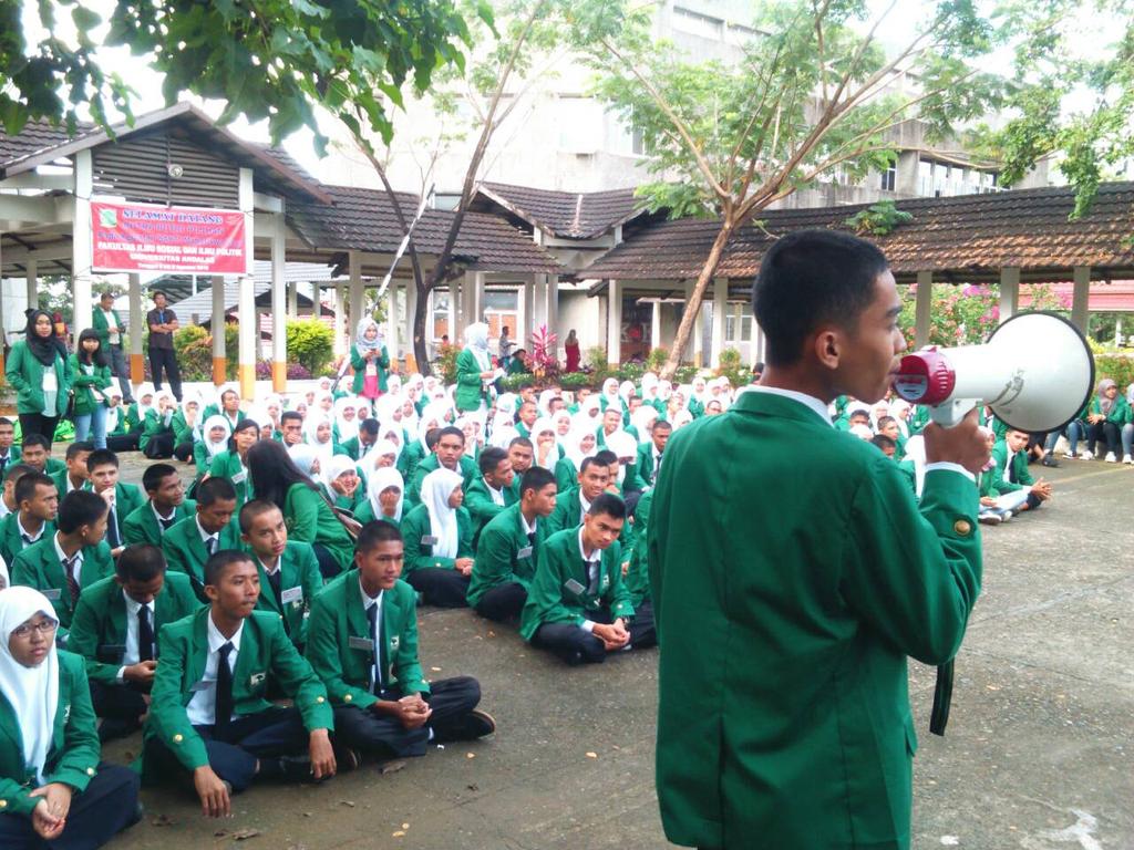 Waaah kelompok lima kreatif nihhh! 
Pake puisi!!!! Ya walaupun.... hidup go green wkwkwk :p 
#FISIPSOLID