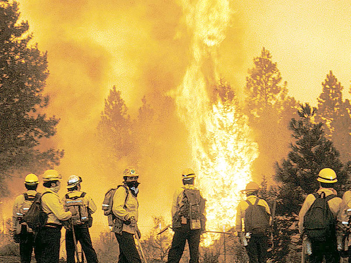 thebulletin's tweet image. 1990 video of the Awbrey Hall Fire burning toward Bend is hair-raising.  j.mp/1Up0pan #inBend #wildfires