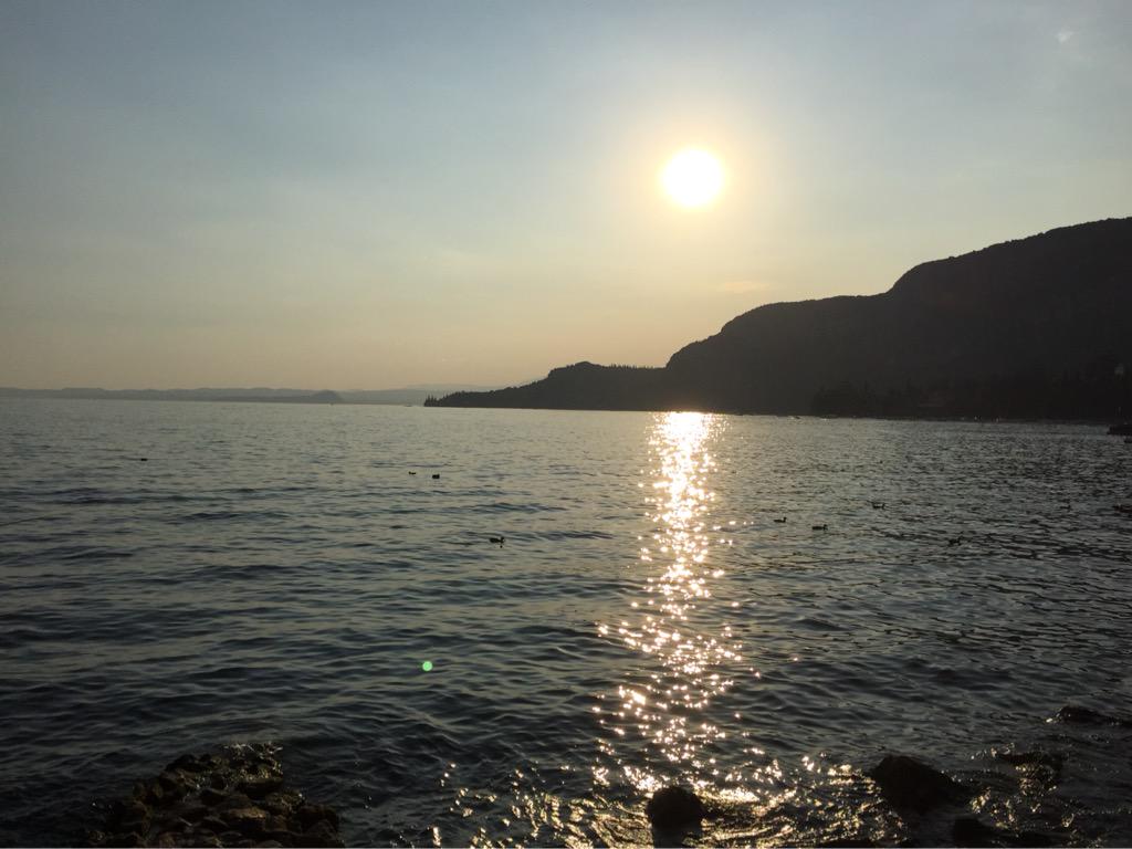 isabelle_rochon's tweet image. Looking at the sun set on Lake Garda I can&apos;t help but feel grateful for my life (good and bad)