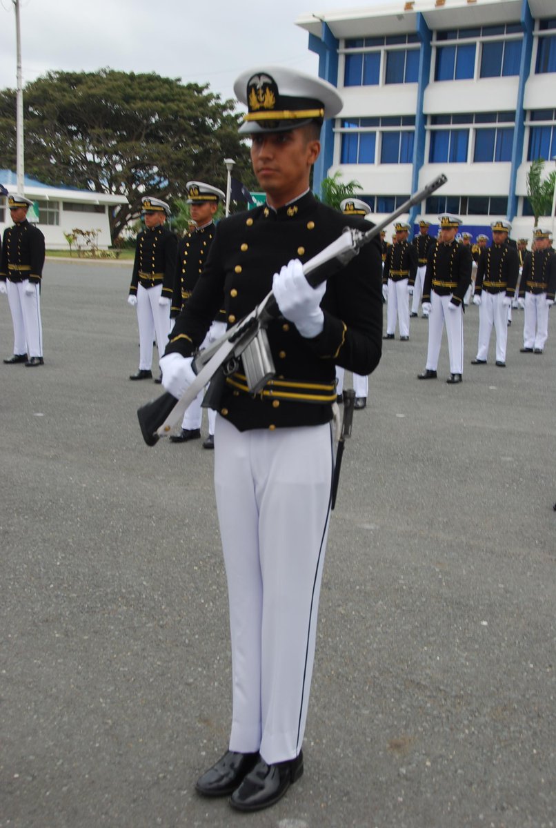 essunaarmada's tweet photo. Foto de ceremonia de imposición de medalla y entrega de armas a Gamas de Primer Año http://t.co/WV84UVcali