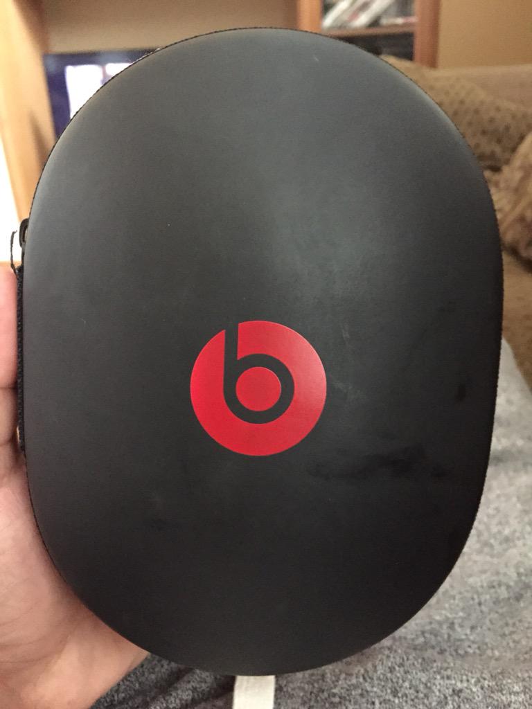 getcrossedup14's tweet photo. Blue beats studios for sale for $200 normal price $350. Barely used. http://t.co/vzBWkZymCE