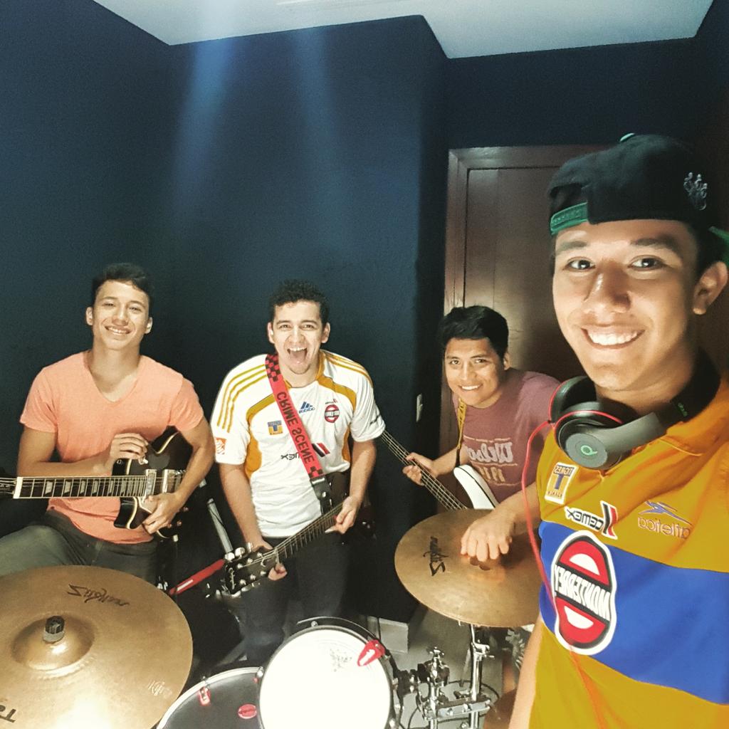 C5_oficial's tweet image. Una foto en el ensayo antes del juego. #Control5