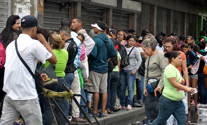 DolarToday's tweet photo. ¡MADURO ESTÁ MATANDO DE HAMBRE AL PUEBLO!  Desaparecieron la pasta y el arroz -► https://t.co/kPXWnWuDCa http://t.co/kDETBGjAUn
