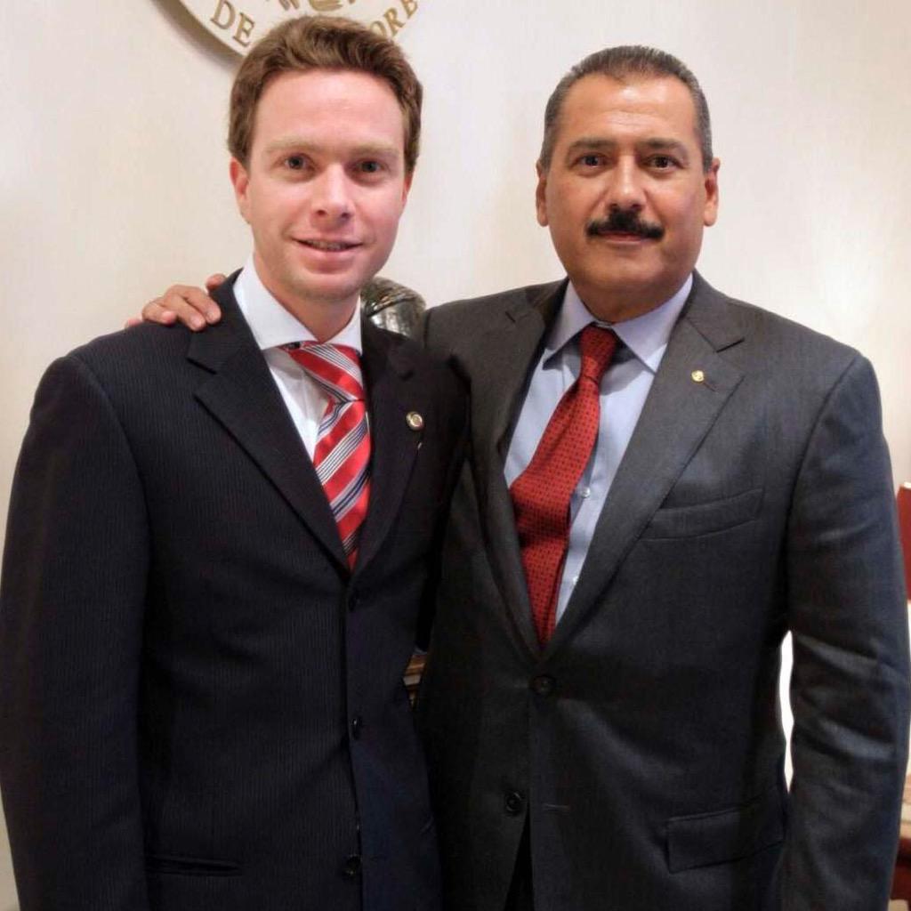 VelascoM_'s tweet photo. Felicito y le deseo el mayor de los éxitos al Lic. @MFBeltrones en esta nueva etapa como Dirigente del @PRI_Nacional! http://t.co/WYEY1l7c2W